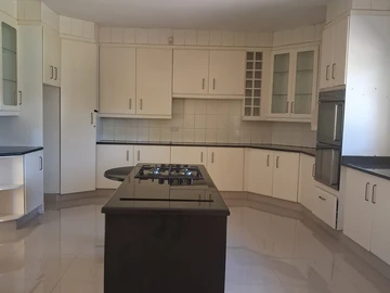 6 Bedroom House