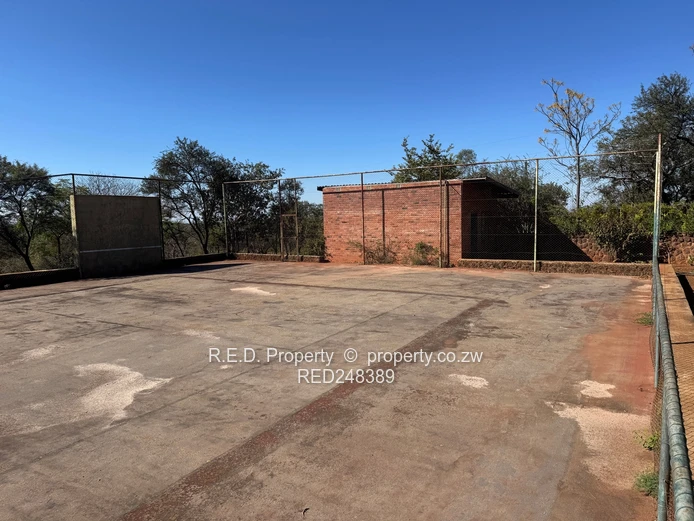 Private Retreat In Douglasdale!