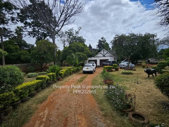 Old Borrowdale 3-Bed Home on 4000m² with Borehole