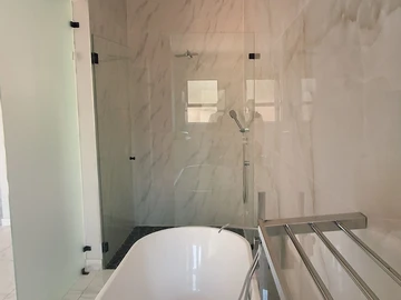 2 Bedroom Flat & Apartment