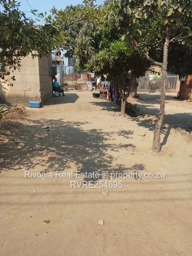 Glen Norah: 2-Bed Fixer-Upper on 200m² with Borehole