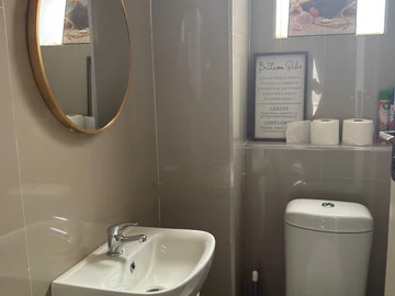 2 Bedroom Flat & Apartment