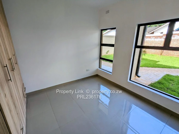 3-Bed 2-Bath Ground Floor Garden Flat in Avondale West