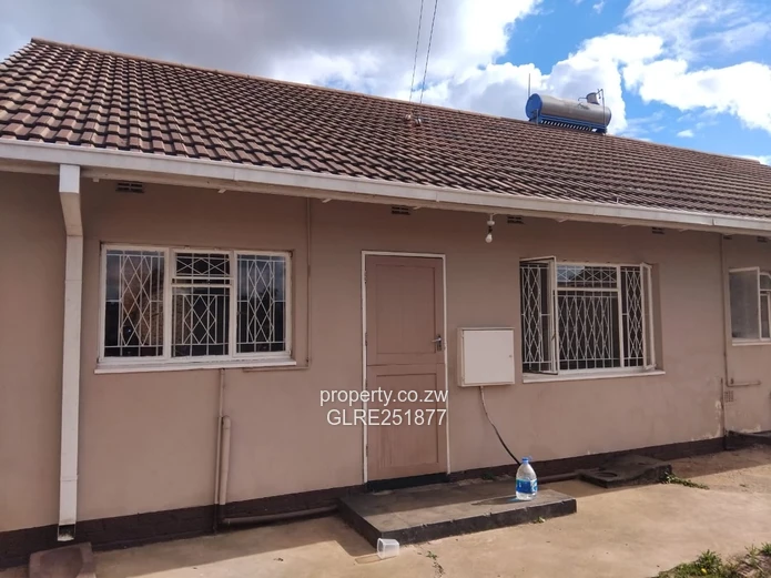 Spacious 3-Bed Home in Ashdown Park with Borehole