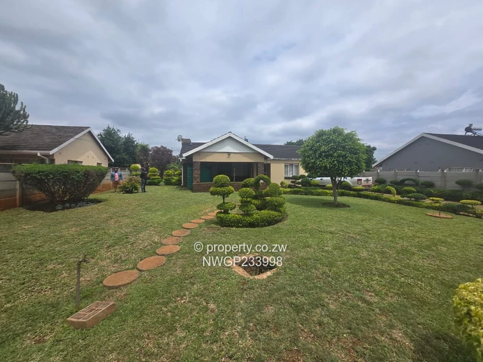 Montrose, Bulawayo South — 3-Bed House on 1600m² with Pool & Borehole