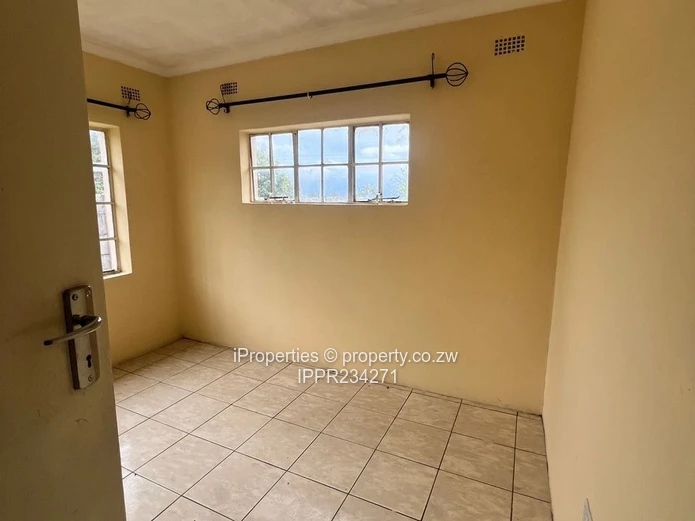 2,248m² stand comes with a neat 2-bedroom cottage 