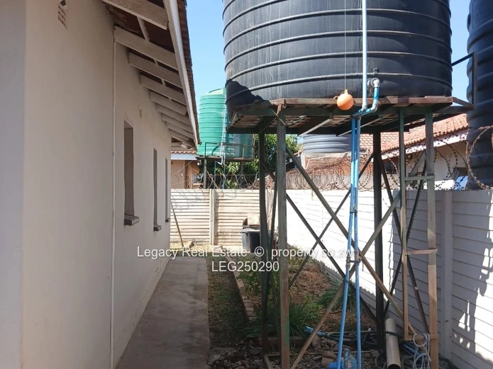 Madokero 3-Bed Brick Home - Borehole & Bright Lounge
