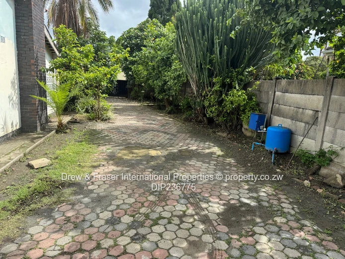 Cotswold Hills Mabelreign 3 beds House with a bedsitter cottage for sale $150k