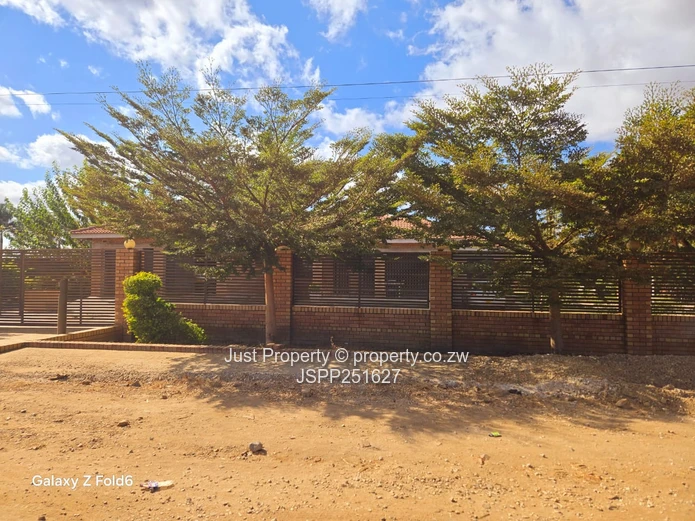 Sandton Park: 5-Bed Home with Island Kitchen & Borehole