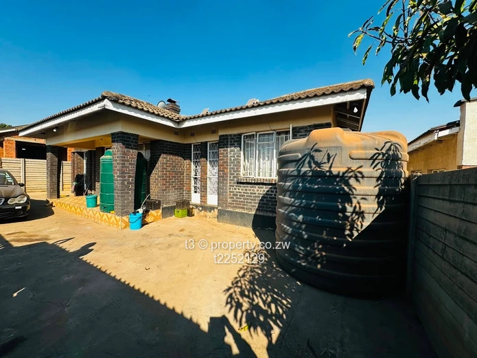 5-Bed Sunningdale Home with Secure Yard & Water Tank
