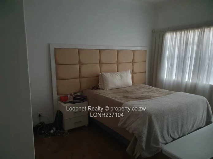 Marlborough 2-Bed Flat, Borehole & Sunny Lounge (Sole Mandate)