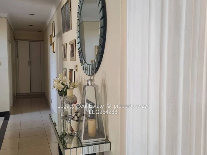 Borrowdale: Grand 9-Bed Residence on 4000m² with Borehole