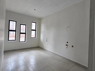 2 Bedroom Flat & Apartment