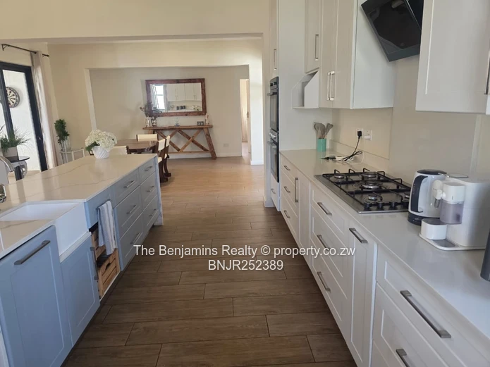 Up Market Townhouse In Newlands