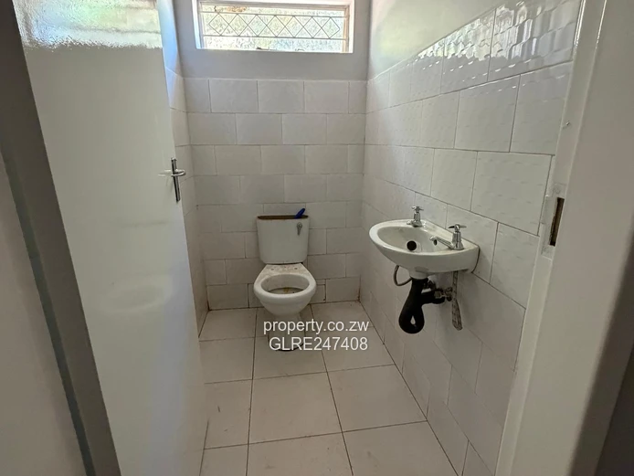 Spacious 450m² Office on 600m² with Borehole — Milton Park