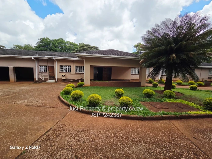 Borrowdale Road Frontage House sitting on 4008sqm