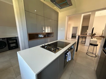 4 Bedroom Flat & Apartment
