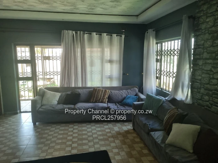 Beautiful 4-beds House Ashdown Park