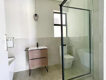 3 Bedroom Flat & Apartment