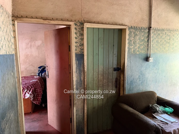 Mufakose,2-Bed core house walled and gated sitting on 200m² near shops and schools  (Sole Mandate)