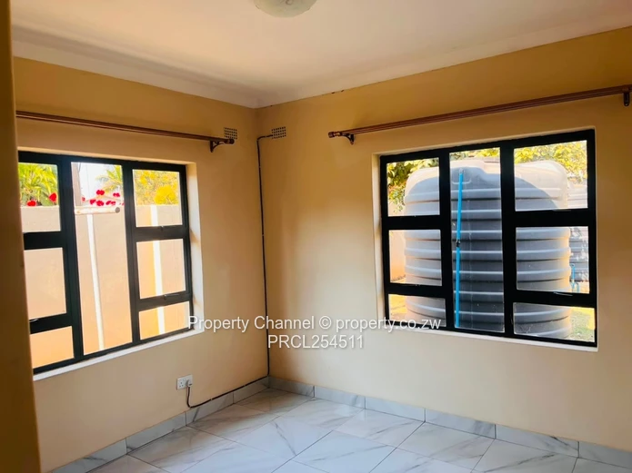 Modern 2-Bed Garden Flat: Built-in Wardrobe, Bath & Water Tank