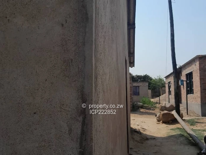 Spacious 7-Bedroom House for Sale in Chitungwiza, Zimbabwe! (Reduced to go) (Sole Mandate)