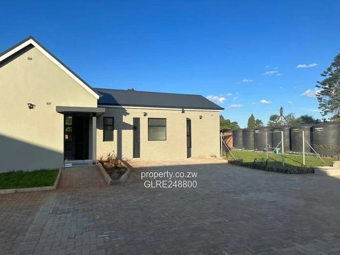 Spacious Glass-Front 3-Bed Townhouse in Bluff Hill - Borehole