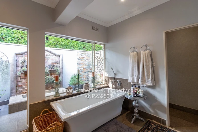 Stunning Home In Great Location.  Offer over $950 000