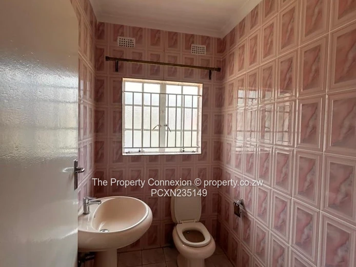 Luxury Rental Property in Helensvale, Borrowdale