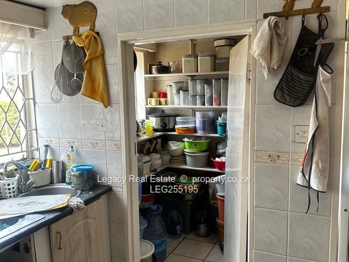 Greystone Park: 4-Bed on 4000m² with Double Garage