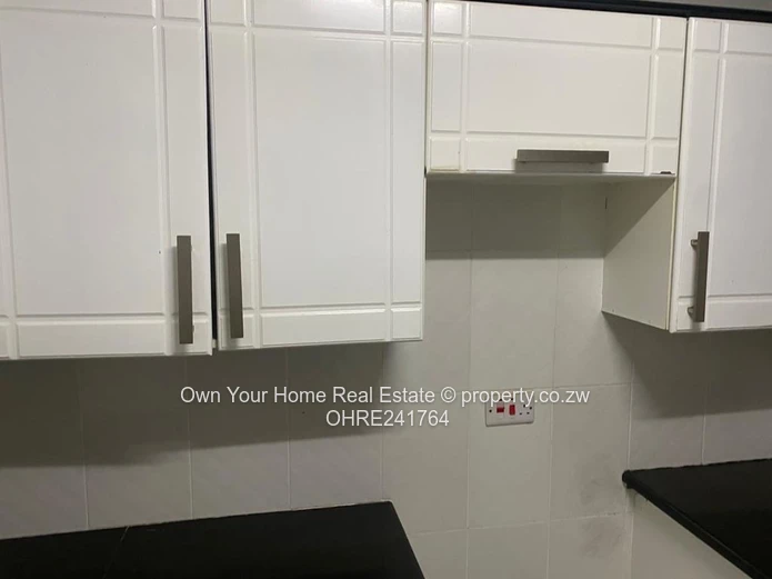 2-Bed Avenues Flat — Built-in Wardrobes & Tiled Floors