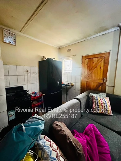 Glen Norah 3-Bed, 2-Bath Home - Walled with Verandah