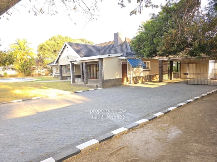 Emerald Hill: 3-Bed Walled Home with Verandah & Pool