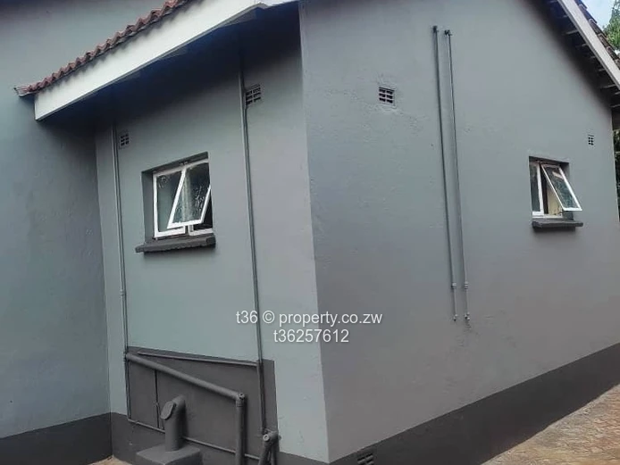 Emmaculate 3bedrooms molden kitchin