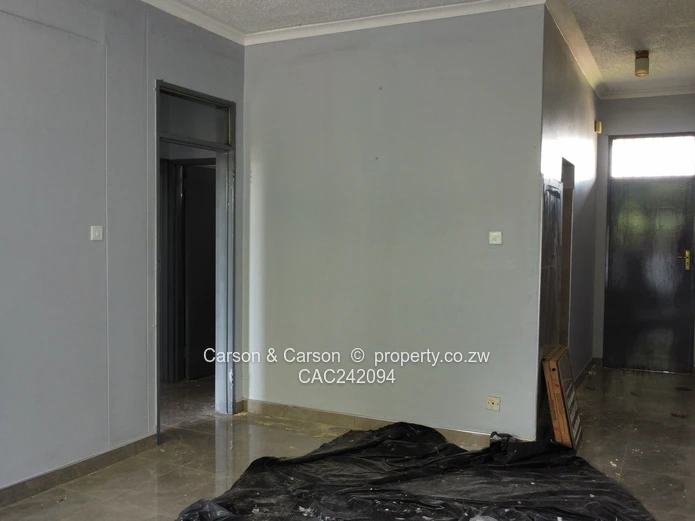 2-Bed Flat in Eastlea: Quiet Courtyard & Borehole (Sole Mandate)