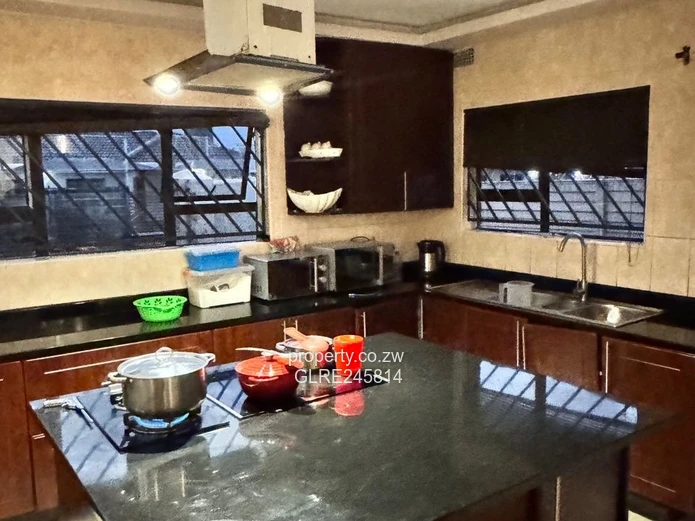 Stylish 4-Bed in Madokero - Borehole & Island Kitchen