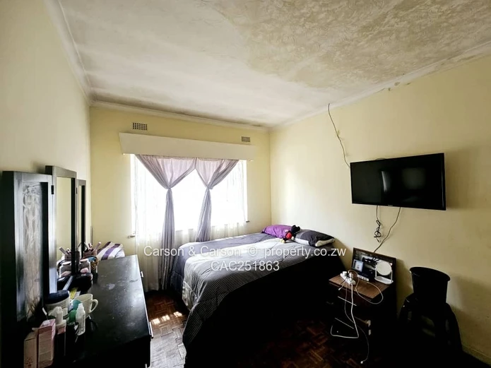 Queensdale 4-Bed Home with Secure Veranda & Large Yard