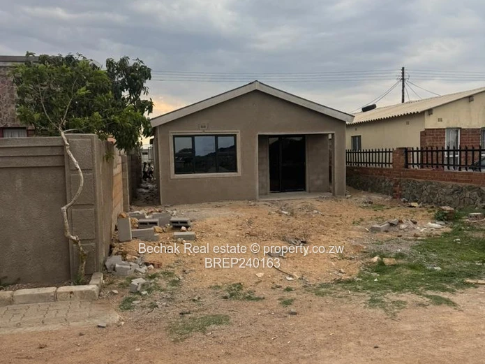 3-Bed Pumula South House — Walled Yard, Water Tank