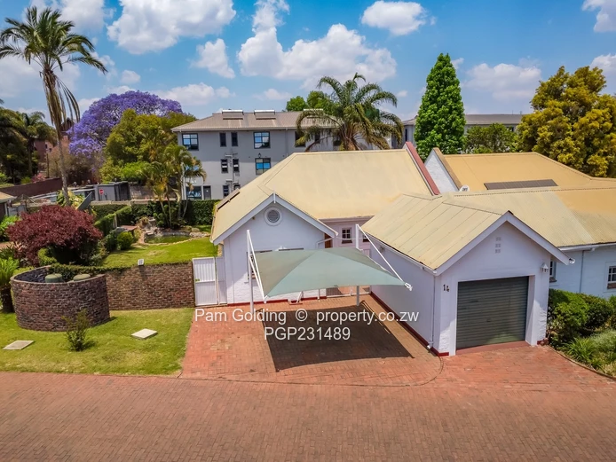 A Spacious Townhouse Await You! (Sole Mandate)