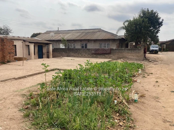 OLD GLEN- VIEW 7 VACANT  STAND WITH FOUNDATION AND APPROVED PLAN CLOSE TO CHITUBU SHOPS FOR SALE Pri