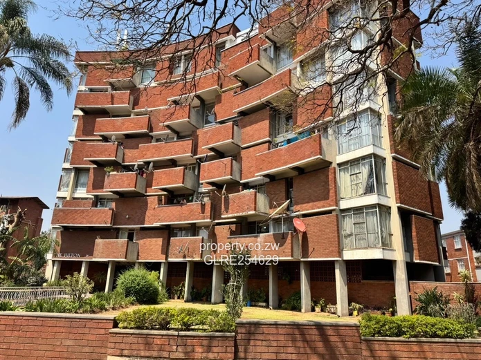 Curved Red-Brick 2-Bed Flat with Balcony, Avenues
