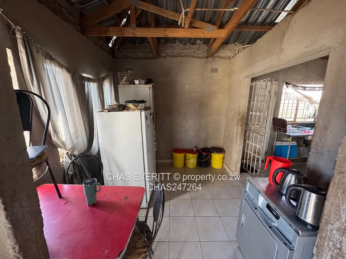 4 beds house in Unit G Makoni Seke Chitungwiza $35k