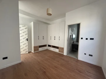4 Bedroom Flat & Apartment
