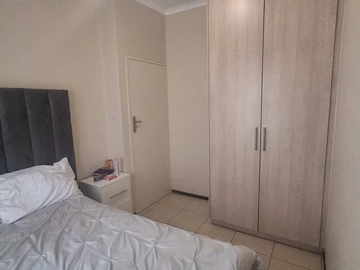 2 Bedroom Flat & Apartment