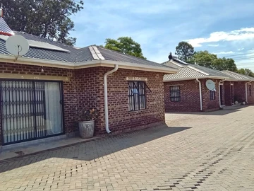 2 Bedroom Flat & Apartment