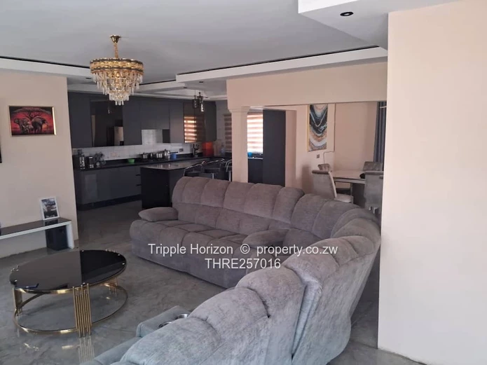 Glaudina 2-Bed Home - Borehole, Freestanding Tub & Stylish Dining