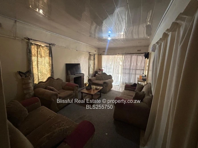 4 bedroom house for sale in Chitungwiza unit k-DEEDS, Nostro Accepted