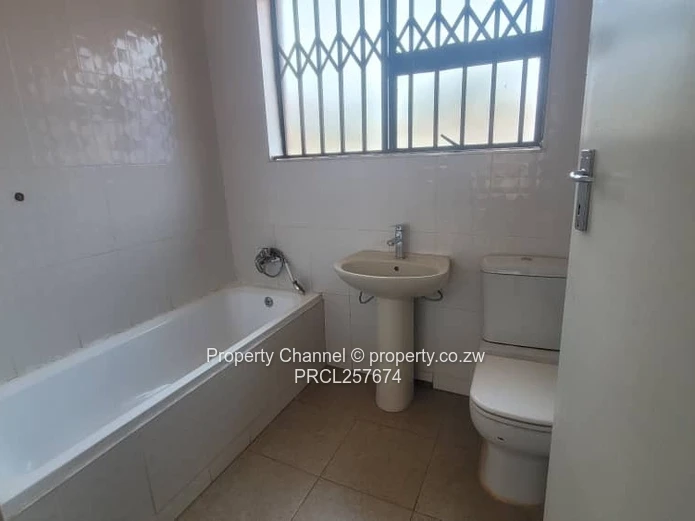 Spacious 3-Bed Cottage in Gletwin Park — Borehole & Solar