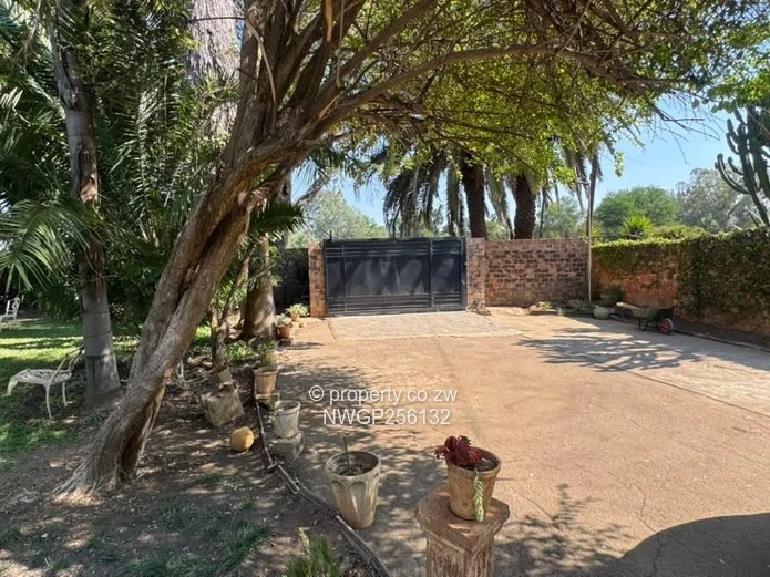 Spacious 3-Bed Home in Ilanda on 1679m² with Borehole & Solar