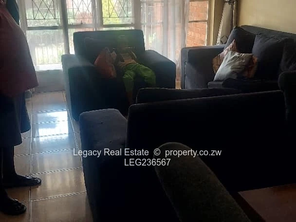 Urban Elegance: 2-Bedroom Garden Flat In Avondale